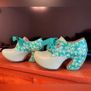 Fluevog Prepare Pledge size 7 green flowers